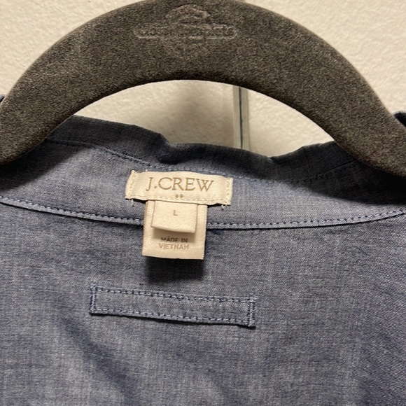 JCrew blue chambray shirt. In perfect condition!! 🤩 - Picture 3 of 5